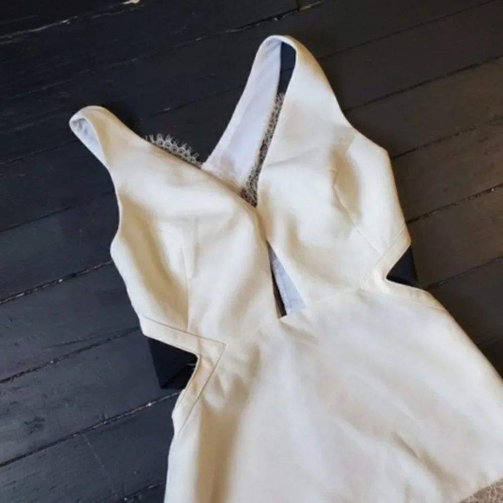 Three Floor White Dress - Picture 4 of 9